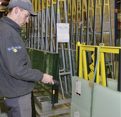 
Dank durchgängiger Barcode-Registrierung sind die Position und der Bearbeitungsstatus jeder Scheibe in der A+W Production Datenbank hinterlegt und lassen sich per Mausklick abrufen.
