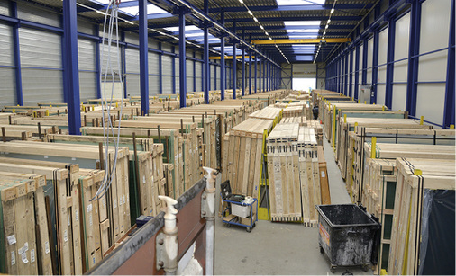 
Cura Glass hält ständig mehr als 600 Glasarten vor, insgesamt 600 000 m
2
. Durch eine eigene Laminierlinie kann zudem jeder gewünschte VSG-Aufbau geliefert werden.
