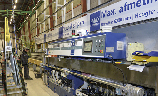 
Die Kantenbearbeitung erfolgt in Höchstgeschwindigkeit mit einer Schleiflinie von Bovone. Dabei lassen sich Gläser von der Kleinscheibe bis zum Bandmaß bearbeiten.
