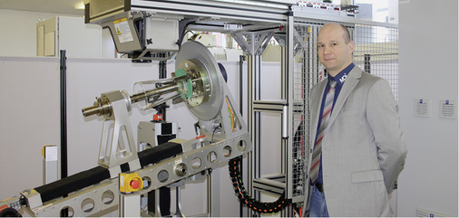 
MDI Vertriebsleiter Jochen Schuler vor einer Laser-Bearbeitungsanlage in der Maschinenproduktion in Mainz.
