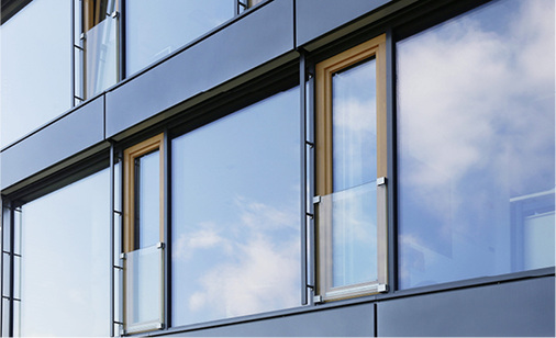 
Hier zugelassene Absturzsicherungen im System GM Windoorail von Glas Marte: Der Befestigungsnachweis wurde für alle Fensterrahmentypen vom DiBt geprüft.
