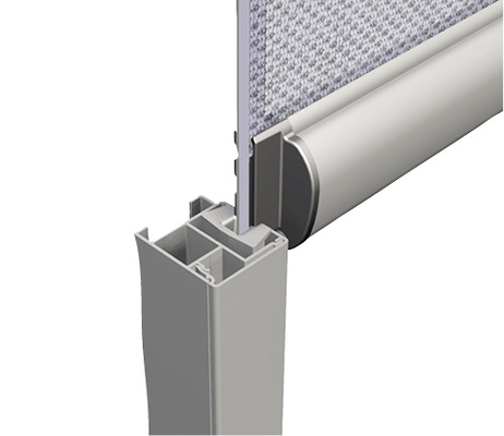 



Nach der derzeit noch gültigen EN 13561 von 2009 erfüllen die seitensaumgeführten ZIP-Systeme die Windwiderstandsklasse 3.
