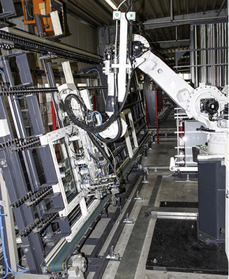 
Kleberobotor zur Verklebung und Glaseinsatz im Einsatz bei der Söba Fenster und Türen GmbH (die GLASWELT berichtete im Heft 12/2015). 
