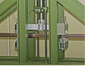 
Bild 03: Aluminium-Fensterprofil – eingespannt in Prüfeinrichtung für Biegeversuche bei großen Stützweiten
