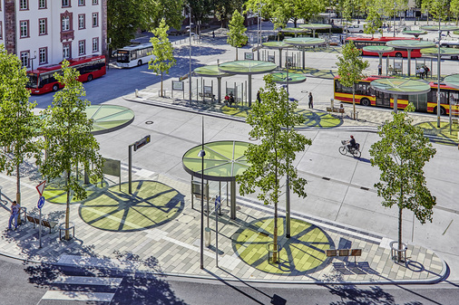 Die gläsernen Bäume dienen beim ZOB in Hanau als raumbildende Elemente in der Platzgestaltung.