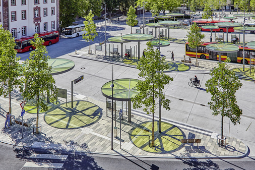 Die gläsernen Bäume dienen beim ZOB in Hanau als raumbildende Elemente in der Platzgestaltung. - © Glas Trösch
