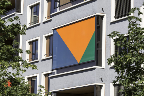 Die größte Fixscreen Senkrechtmarkise ist 1½-Geschosse hoch und rund 18 m² groß.