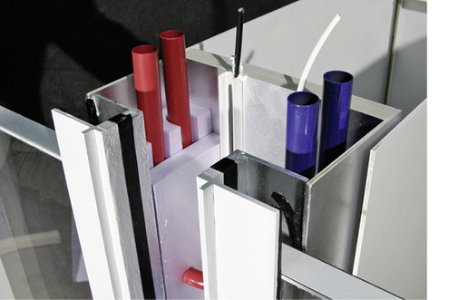 
In Zukunft werden in der Fassade zunehmend Funktionen der Gebäudetechnik untergebracht werden, wie Lüftungselemente, die dann von außen leicht zugänglich sind.
