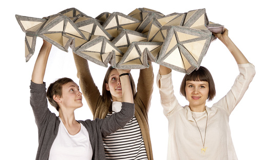 
Hier Studentinnen aus dem 1. Semester am Fassadenlehrstuhl der TU Delft, die im Versuchslabor Buckylab neue, schallabsorbierende Fassadenelemente ...
