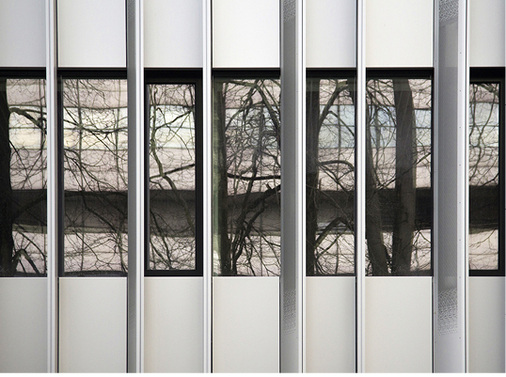 
Durch das optimierte Gebäudekonzept in Kombination mit den leistungsfähigen Fassaden wird bei dem Bau ein verminderter CO
2
-Ausstoß von bis zu 650 t jährlich erwartet.
