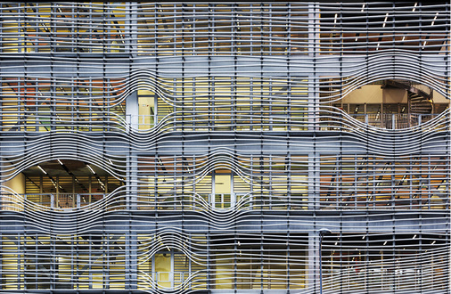 <p>
</p>

<p>
Durch unterschiedliche Abstände der Lamellen kann der Lichteintrag ins Gebäude variiert werden.
</p> - © Luc Boegly, Paris

