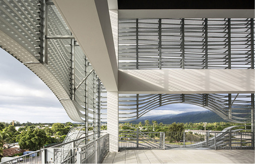 <p>
</p>

<p>
Im Bereich der überdachten Terrasse öffnet sich die Fassade und gibt den Blick über die Landschaft der umliegenden Hügel frei.
</p> - © Luc Boegly, Paris

