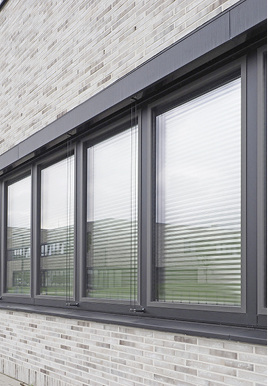 <p>
Die Element-Fassade besitzt Hueck-Fensterbänder aus Aluminium, der U
<sub>f</sub>
-Wert liegt bei 0,86 W/(m²K).
</p>