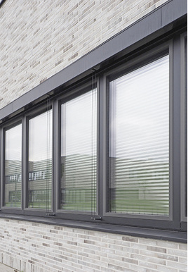 
Die Element-Fassade besitzt Hueck-Fensterbänder aus Aluminium, der U
f
-Wert liegt bei 0,86 W/(m²K).

