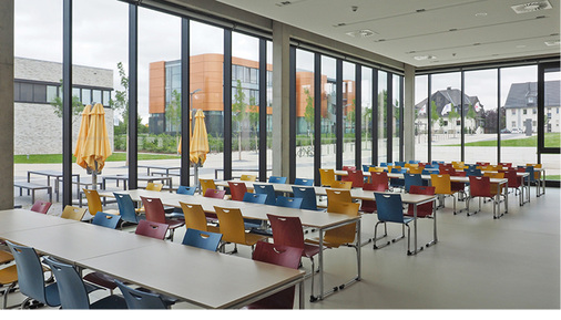 
Der Außenkontakt ist durch hohe Fassadenelemente gegeben, die für eine gute Tageslichtausleuchtung sorgen.
