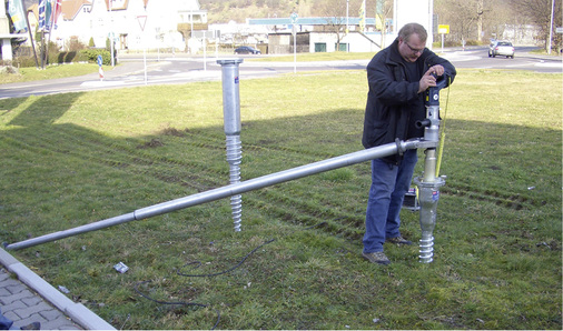 <p>
Kann der Bodengrund sicher bestimmt werden, sind Krinner Erdanker eine häufig verwendete Montagevariante. 
</p>