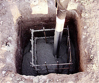 



Je nach Notwendigkeit müssen Fundamente in vielen Fällen betoniert werden. In diesem Fall berechnet der Statiker die Größe und die Stahlamierung.
