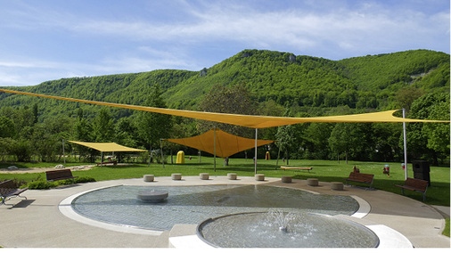 
Freizeitbäder gehören zunehmend zur Kundschaft des Segelspezialisten, da sie auf der grünen Wiese oder über dem Schwimmbecken für Sonnenschutz sorgen. 

