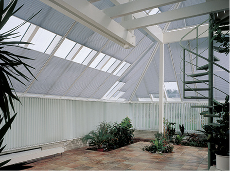 
Auch große schräge Flächen oder Sonderformen können mit entsprechender Planung und Vorbereitung optimal mit Blendschutz versehen werden.
