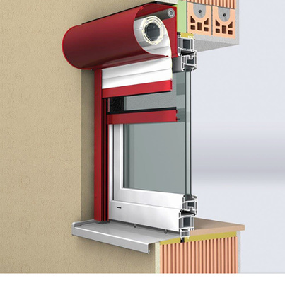 
Vorbaukästen werden vor dem Fenster montiert und können bauseitig sichtbar als architektonisches Stilelement (Abbildung) oder optisch integriert als Putzträgerlösung eingesetzt werden.
