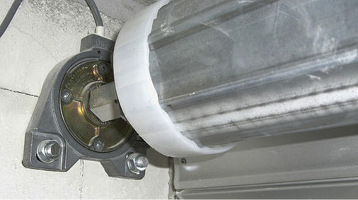 
Der Einbau von Rollladenpanzer und Motor bei vorhandener Führungsschiene am Fenster macht den Fachbetrieb zum Hersteller und erfordert von ihm die CE-Kennzeichnung bzw. die Erstellung der Begleitpapiere.



