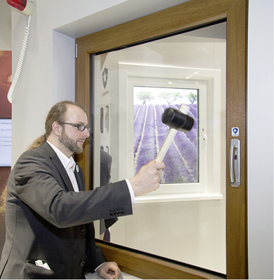 
Die Sensorik von Lockstar überwacht bei gesperrtem Griff jegliche mechanische Einwirkung auf Fenster, Verglasung und Beschlagsmechanik.
