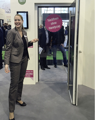 



Für Haustüren aus Geneo ist nun ein System erhältlich, bei dem der Antriebsmotor komplett in den Flügel integriert ist. Nahezu unsichtbar und komfortabel lassen sich auf diese Weise barrierefreie Zugänge realisieren.
