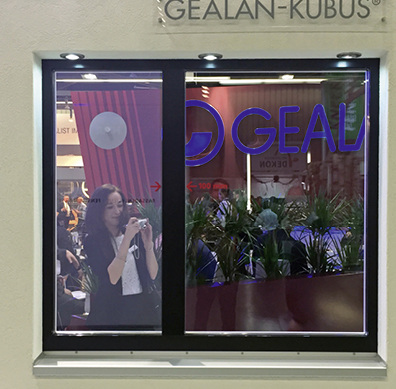 



Der Hingucker bei Gealan: Das Ganzglassystem Kubus, das in Nürnberg zusätzlich mit der Acrylcolor Farbe Schwarz präsentiert wurde. 
