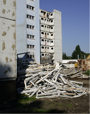 <p>
</p>

<p>
Moderne Rohstoffquelle: Hochhäuser an der Max-Reger-Straße während des Rückbaus, davor: ausgebaute PVC-Fenster für das Recycling
</p> - © Foto: Rewindo

