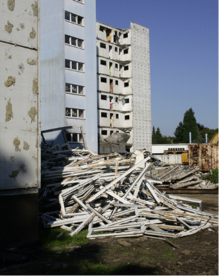 



Moderne Rohstoffquelle: Hochhäuser an der Max-Reger-Straße während des Rückbaus, davor: ausgebaute PVC-Fenster für das Recycling
