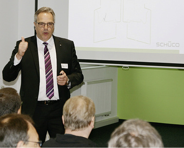 <p>
Schüco-Vertriebsleiter Andreas Voigt zeigt den Händlerkunden, was in dem neuen Profil steckt.
</p>