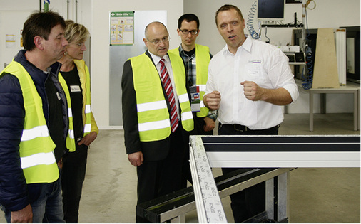 
Rundgang durch die Fensterfertigungshalle, die im Jahr 2013 eröffnet wurde.
