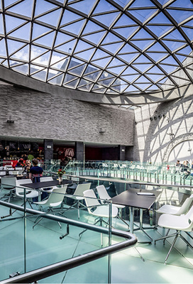 
Das eingesetzte Architekturglas verfügt über einen U
g
 = 1,0 W/(m
2
K) bei einem g-Wert von 0,34 %.
