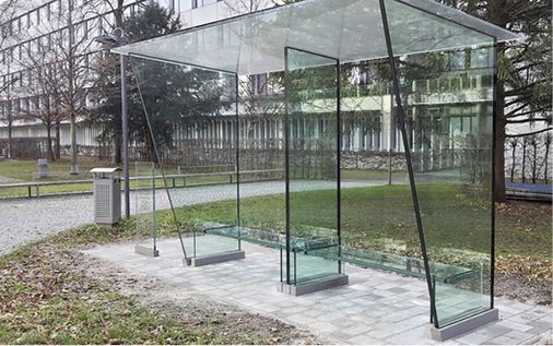 
Dieser Musterbau ist ein Unterstand, der als voll geklebte Konstruktion aus VSG ausgeführt wurde.
