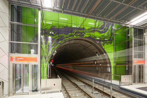 ... bis er schließlich über den U-Bahn-Röhren endet.