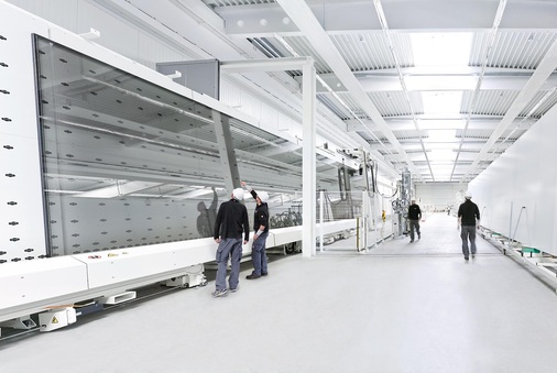 Die Isolierglasline von Sedak fertigt auf einer Länge von 145 m2- und 3-fach Isoliergläser mit einer Größe von bis 3,2 x 15 m vollautomatisch. - © sadek
