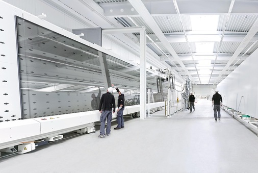 Die Isolierglasline von Sedak fertigt auf einer Länge von 145 m2- und 3-fach Isoliergläser mit einer Größe von bis 3,2 x 15 m vollautomatisch.