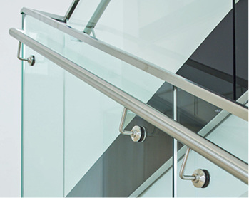 



An Glasgeländer gibt es in Deutschland, Österreich und der Schweiz ganz unterschiedliche Anforderungen.
