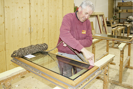 
Die Glasfälze werden in den Optiwin-Betrieben mit einem Schafswollzopf ausgestopft: Das reguliert das Feuchteklima im Falz und sorgt für mehr Dämmwirkung.
