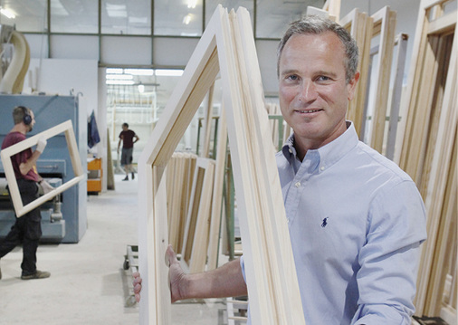 
Josef Freisinger zeigt einen Flügelrahmen mit einem neuem „Einstemmzapfen“ für die neue Optiwin-Fenstergenerationen.
