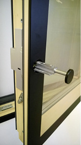 
Für Designbegeisterte: Tip-On ist ein flächenbündiger, runder Knopf, der erst durch kurzes Antippen herausspringt und dadurch zum Griff wird.
