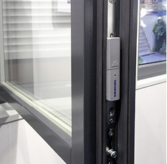 
Der neue Funksensor von Siegenia erfasst den jeweiligen Status und zeigt ihn via App an.
