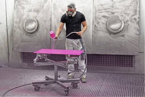 
Kanten- und kleine Lackarbeiten auf Scheiben werden per Hand erledigt, den Rest übernimmt ein Lackierroboter.
