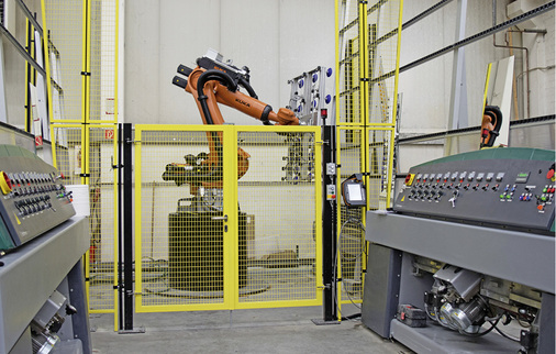 
Der Robotereinsatz in der Produktion von Engels erlaubt unter anderem die berührungslose Weitergabe der Gläser an der Kantenbearbeitungs-Station. Das erlaubt definierte Taktzeiten und verringert das Bruchrisiko deutlich.
