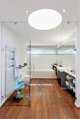 
Schöne Bäder aus Glas: Der Veredler aus dem Ruhrgebiet ist auf Interieurgläser spezialisiert. 
