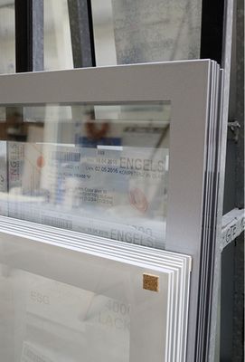 
Brandschutzgläser sowie beschusshemmende Sondergläser der Klassen B1 bis B7 sind zudem im Programm. 



