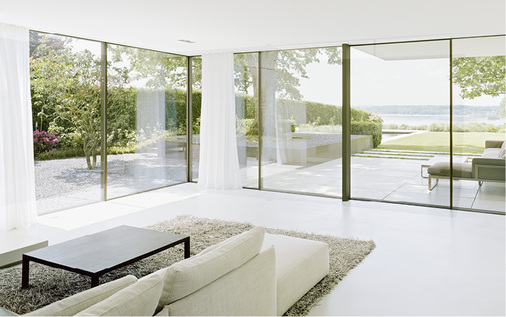 



Neben dem Objektbau werden große Scheiben und Türen zunehmend im gehobenen privaten Wohnbau eingebaut, wie hier bei einem Haus in der Schweiz. Dort kommen Systeme von Sky-Frame zum Einsatz.
