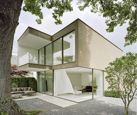 
Eine Herausforderung sind die Gewichte von großen Glasformaten, wenn diese in Schiebetüren eingesetzt werden. Hier müssen Rollen und Antriebe entsprechend abgestimmt werden, wie das bei den hier verwendeten Sky-Frame-Systemen der Fall ist.



