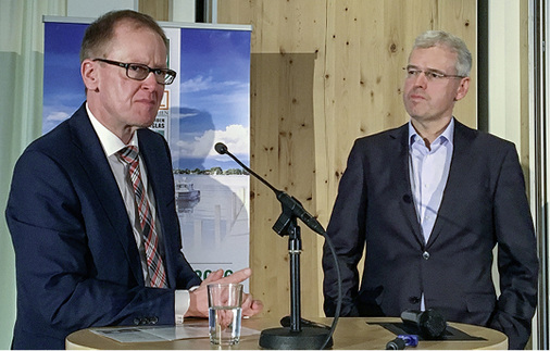 <p>
Der spannenste Vortrag stammte von Dr. Holger Schmidt (r.), Chefkorrespondent des Focus, der von BF GF Jochen Grönegräs vorgestellt wurde. 
</p>