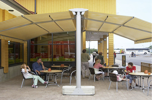 
Eine hohe Variabilität beim Einsatz der Gastronomiemarkisen schaffen Systeme, die nicht im Boden´verankert werden müssen und so saisonal genutzt werden können.



